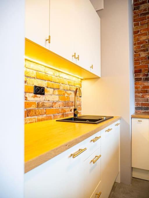 Chic Apartment In Historic Koneser Area 바르샤바 외부 사진