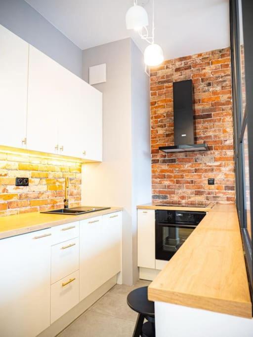 Chic Apartment In Historic Koneser Area 바르샤바 외부 사진