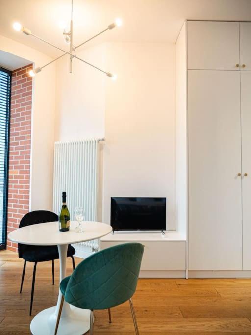 Chic Apartment In Historic Koneser Area 바르샤바 외부 사진