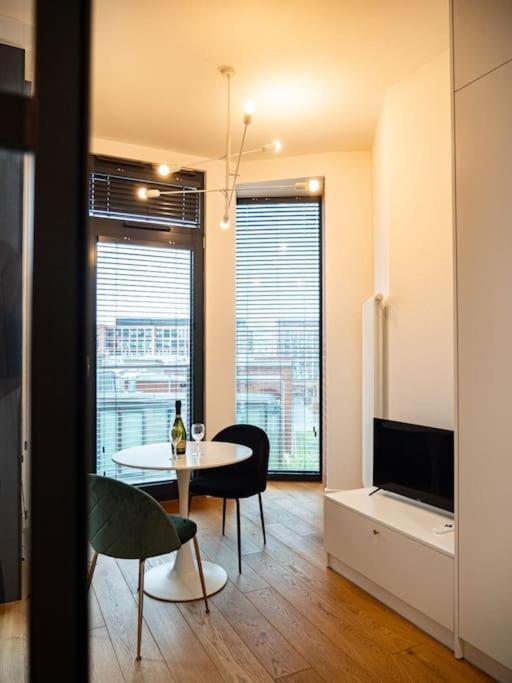 Chic Apartment In Historic Koneser Area 바르샤바 외부 사진