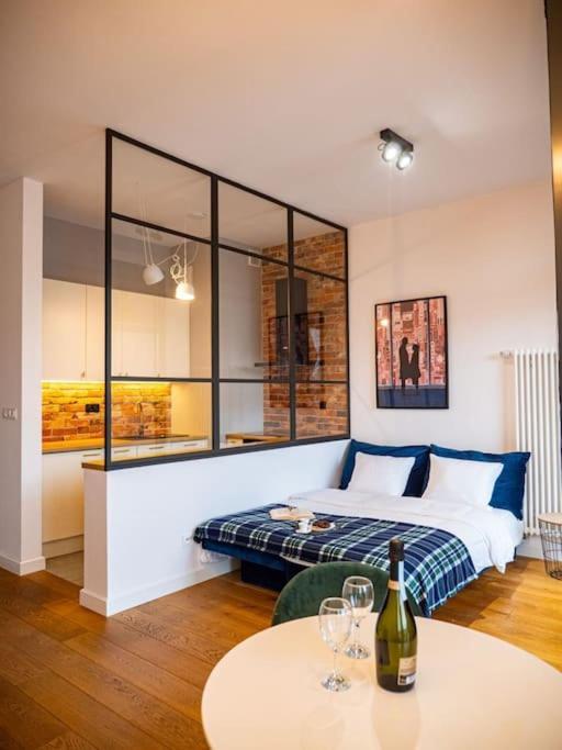 Chic Apartment In Historic Koneser Area 바르샤바 외부 사진