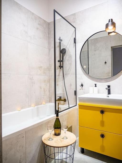 Chic Apartment In Historic Koneser Area 바르샤바 외부 사진