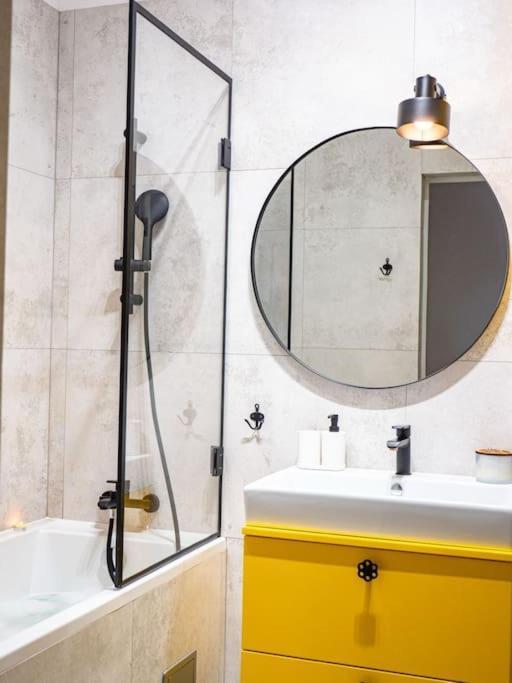 Chic Apartment In Historic Koneser Area 바르샤바 외부 사진