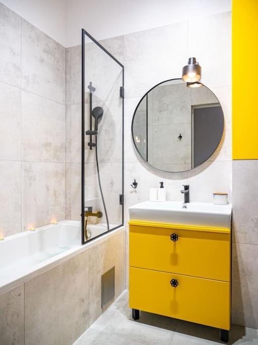 Chic Apartment In Historic Koneser Area 바르샤바 외부 사진