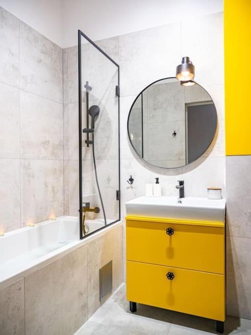 Chic Apartment In Historic Koneser Area 바르샤바 외부 사진
