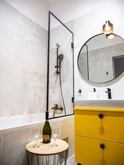 Chic Apartment In Historic Koneser Area 바르샤바 외부 사진