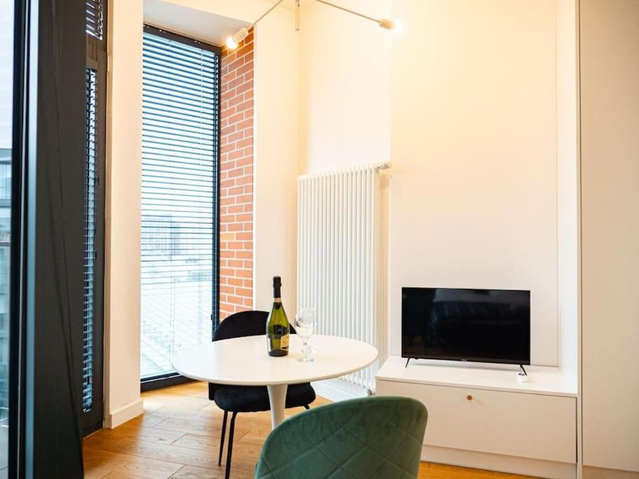 Chic Apartment In Historic Koneser Area 바르샤바 외부 사진